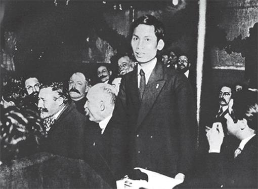 Đồng chí Nguyễn Ái Quốc tại Đại hội toàn quốc Đảng Xã hội Pháp ở thành phố Tua (Pháp), tháng 12-1920. Ảnh tư liệu 