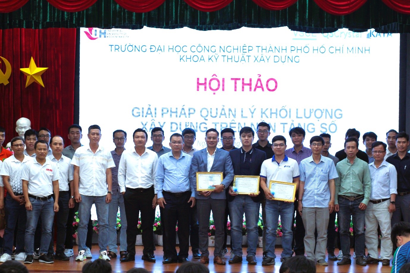 Lãnh đạo khoa, diễn giả và các doanh nghiệp chụp hình lưu niệm