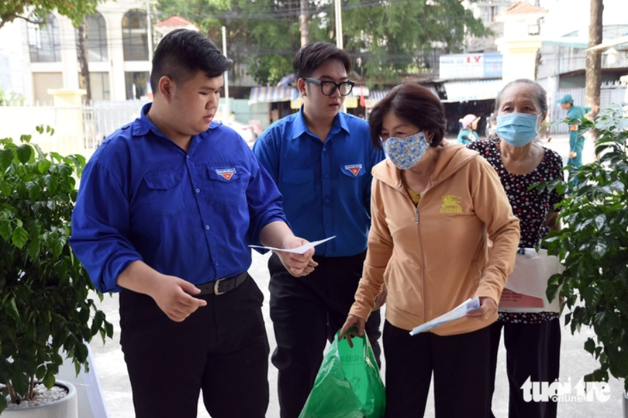 Đoàn viên, thanh niên tại Trung tâm phục vụ hành chính công phường Trấn Biên hỗ trợ người dân đến làm thủ tục hành chính - Ảnh: A LỘC